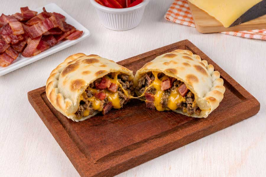 Tarta de carne, panceta y cheddar