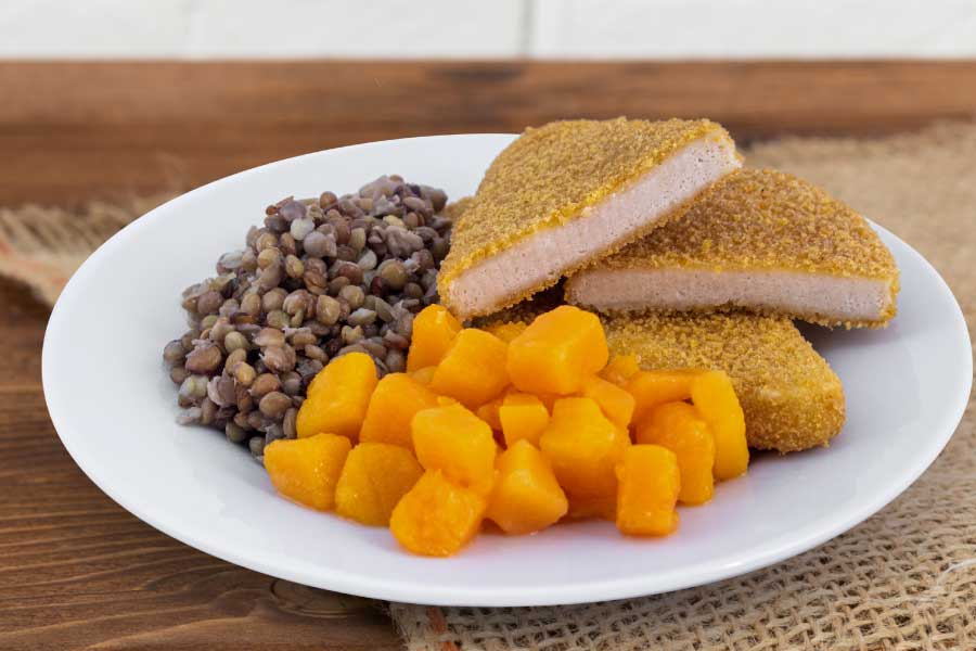 Milanesas de pollo con lentejas y calabaza