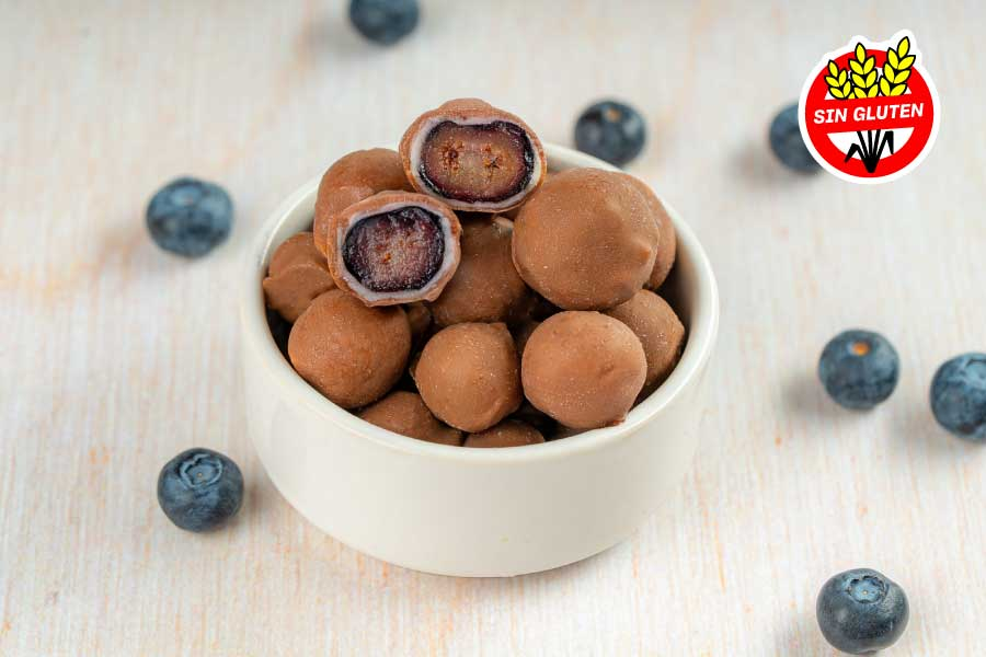 Arándanos bañados con chocolate blanco y con leche