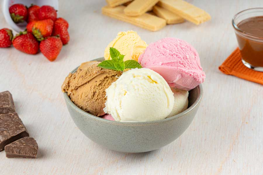 Crema helada dulce de leche granizado, flan con dulce de leche, americana y frutilla Queen