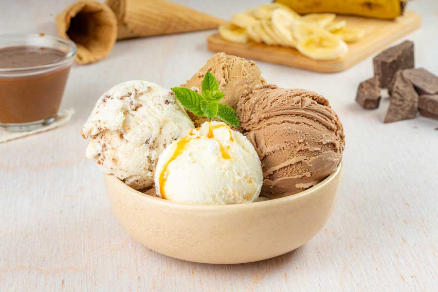 Crema helada granizado, banana split, dulce de leche y chocolate Queen