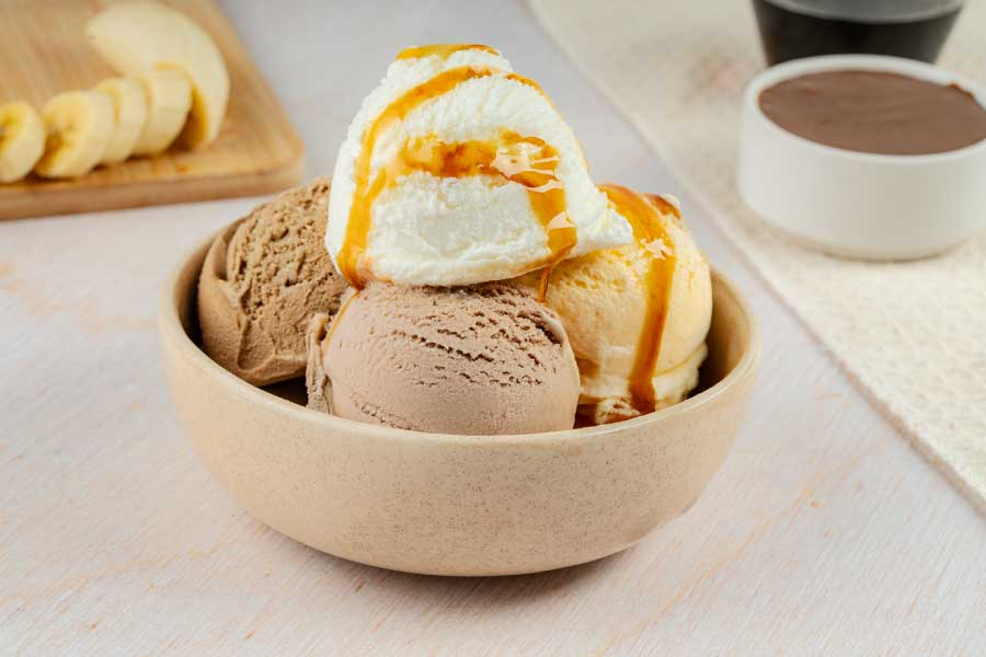 Helado flan con dulce de leche, banana split, chocolate y dulce de leche Acapulco