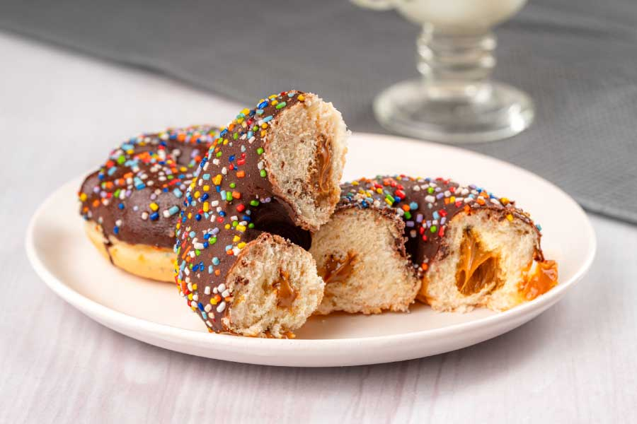 Dona de chocolate con dulce de leche