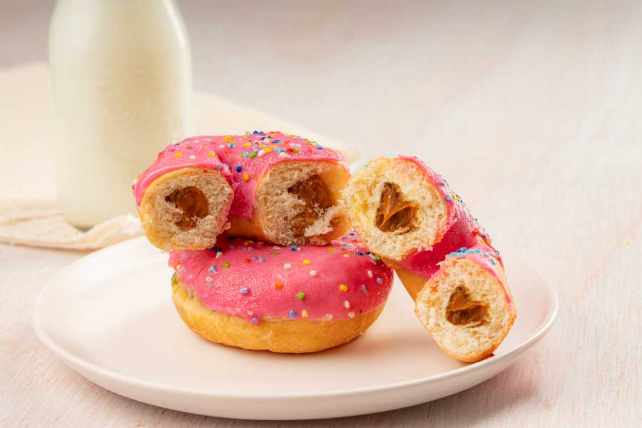 Dona rosa con dulce de leche